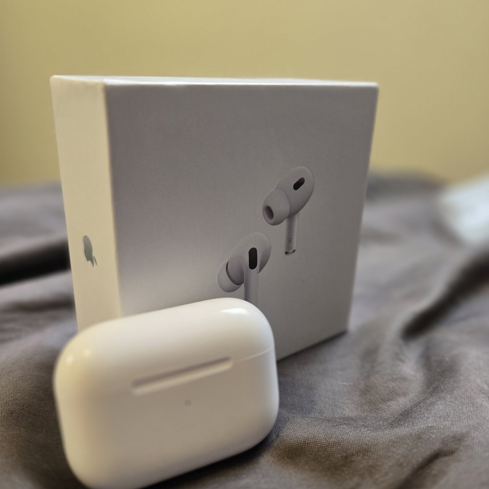 Apple AirPods Pro in White with Charging Case